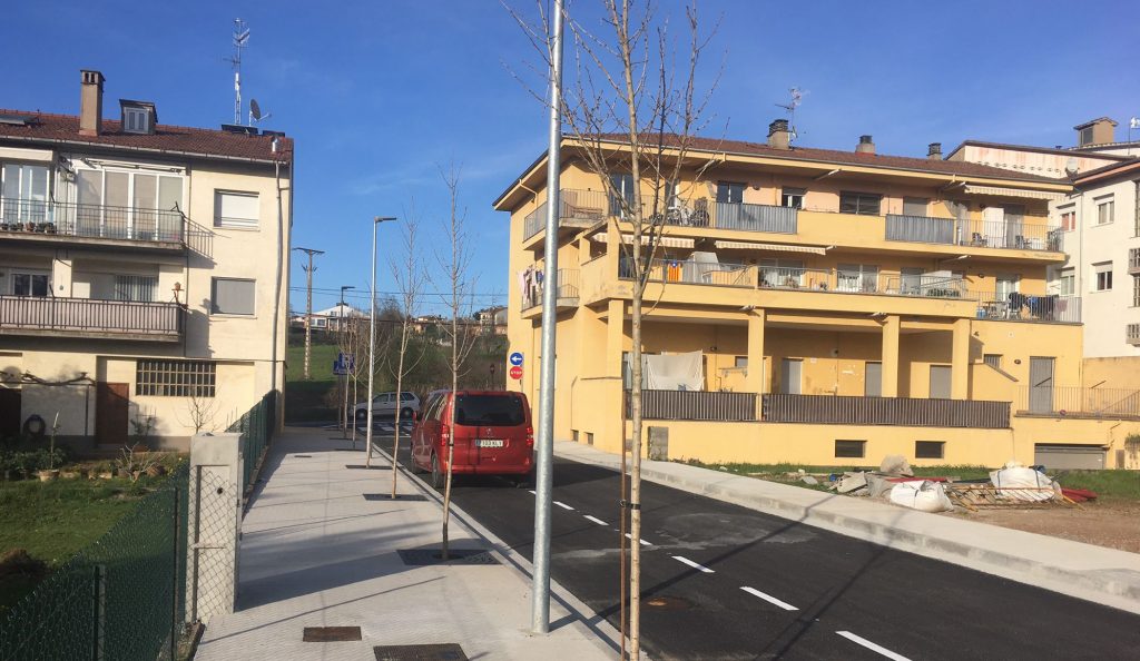 Imatge del carrer Comtes de Besalú, un dels dos carrers urbanitzats